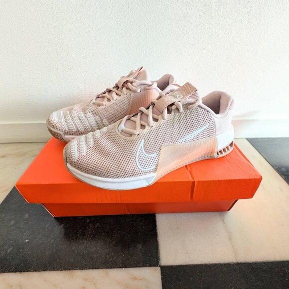 Nike Tennis Sneakers – Size 7 - Picture 2 of 6